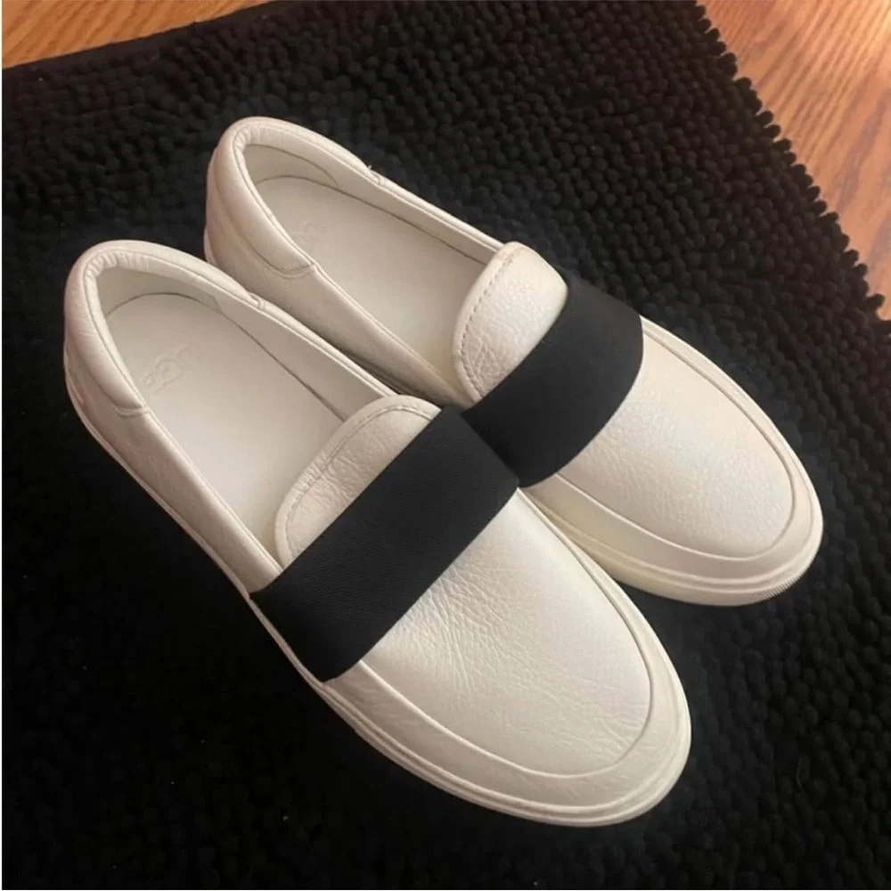 UGG – Chayze Slip-On Sneakers – White / Black Logo Band – Sz. 10